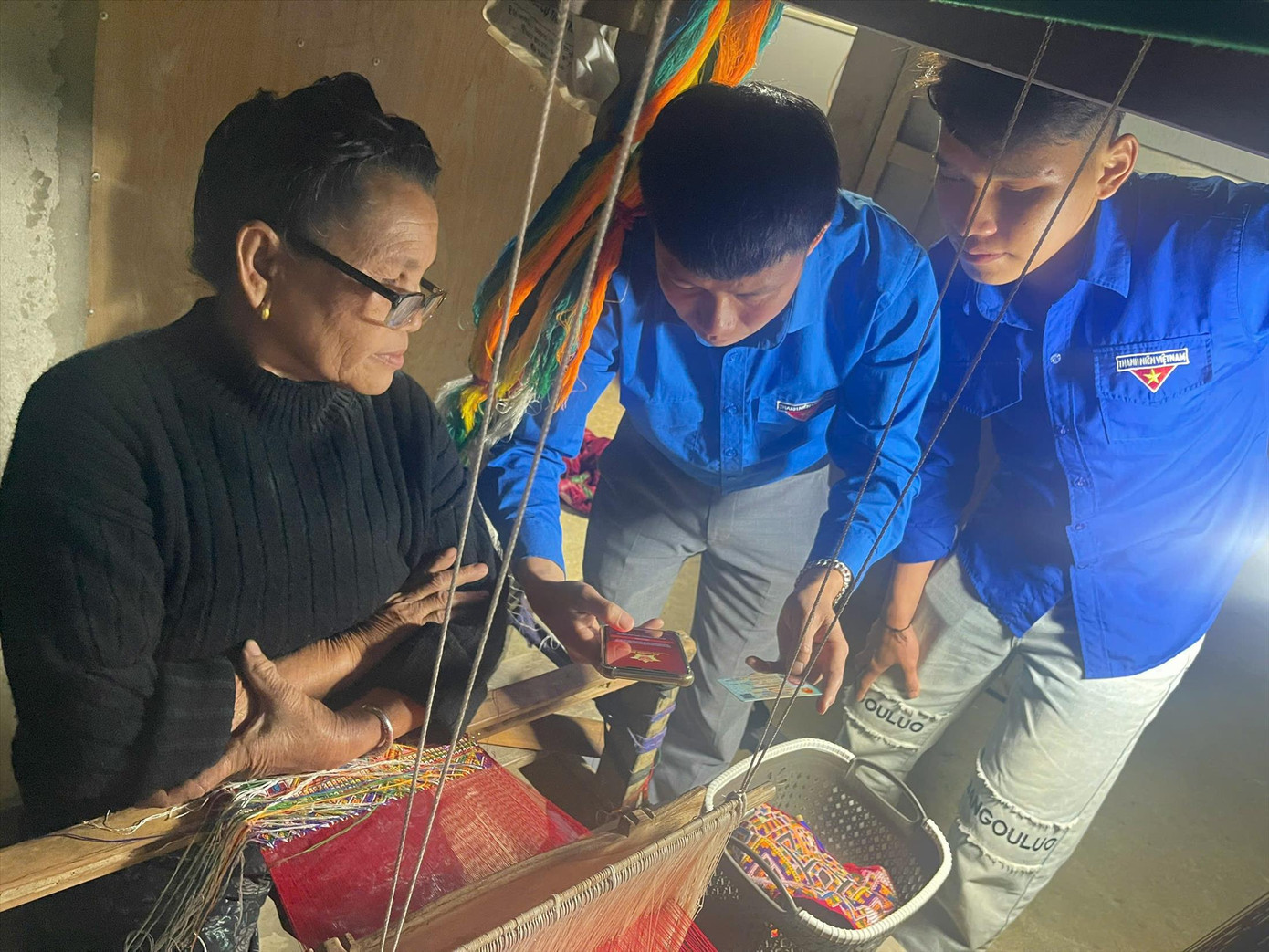 ĐVTN xã Thanh Sơn, huyện Thanh Chương tranh thủ buổi tối đến nhà dân hỗ trợ chuyển đổi số