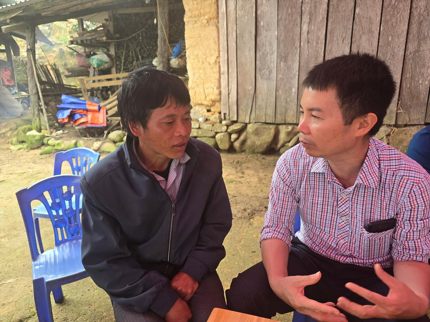 Anh Lý Phùng Khỉn (bên trái). Anh Lý Phùng Khỉn (bên trái).