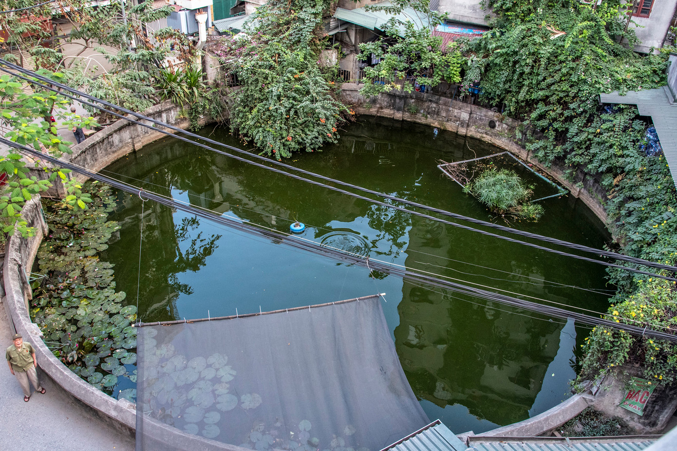 Giếng cổ làng Hoàng Mai, nơi lực lượng tự vệ làng vớt súng lên để chiến đấu. Ảnh: Văn Chương Giếng cổ làng Hoàng Mai, nơi lực lượng tự vệ làng vớt súng lên để chiến đấu. Ảnh: Văn Chương