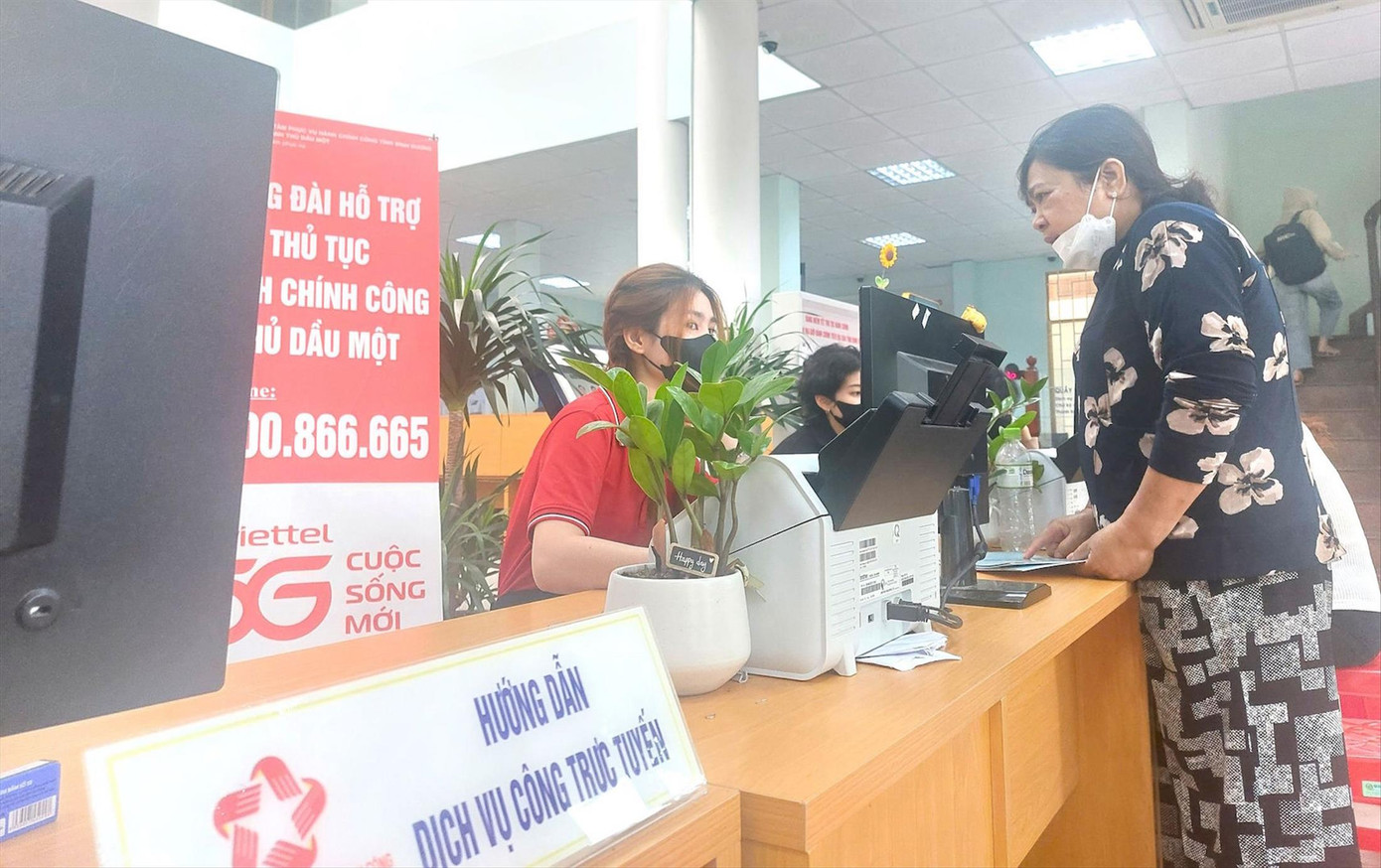 Người dân Bình Dương lần đầu đến phường mới giải quyết thủ tục hành chính. Ảnh: H.Chi