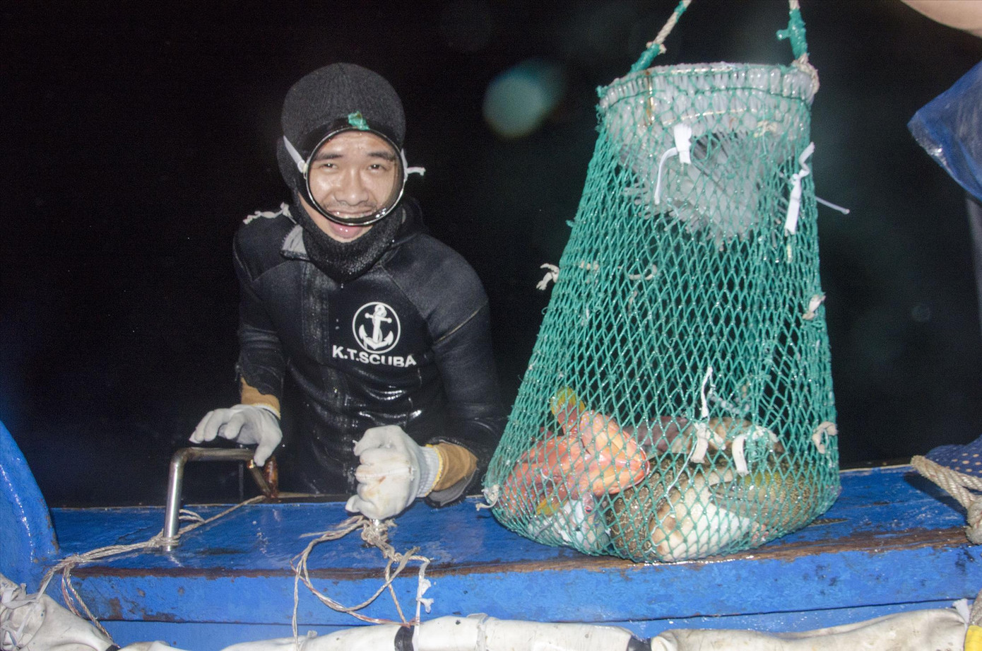 Một ngư dân lặn bắt cá tại đảo Đá Lồi, Hoàng Sa. Ảnh: Văn Chương