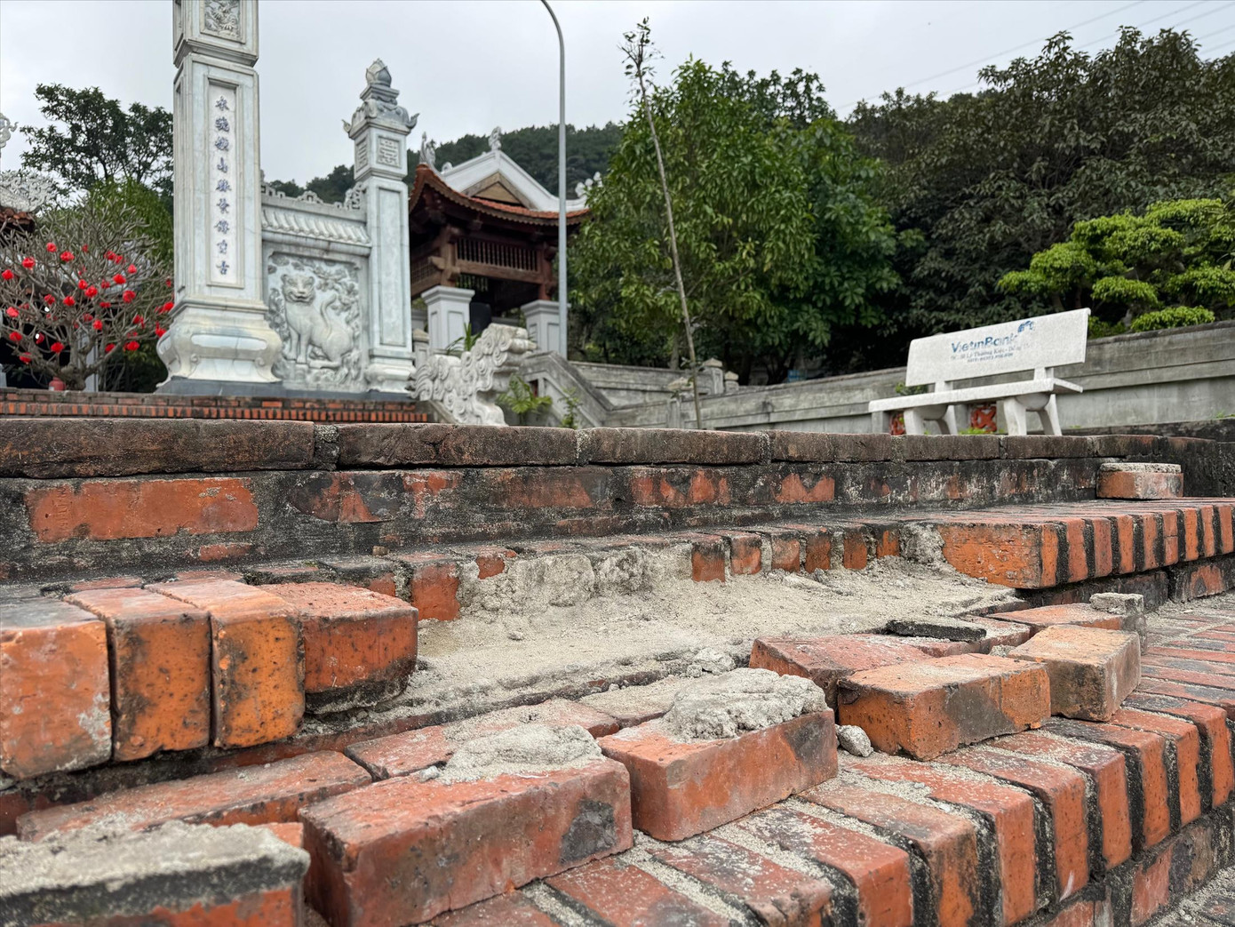 Những bậc cấp bị bong tróc.