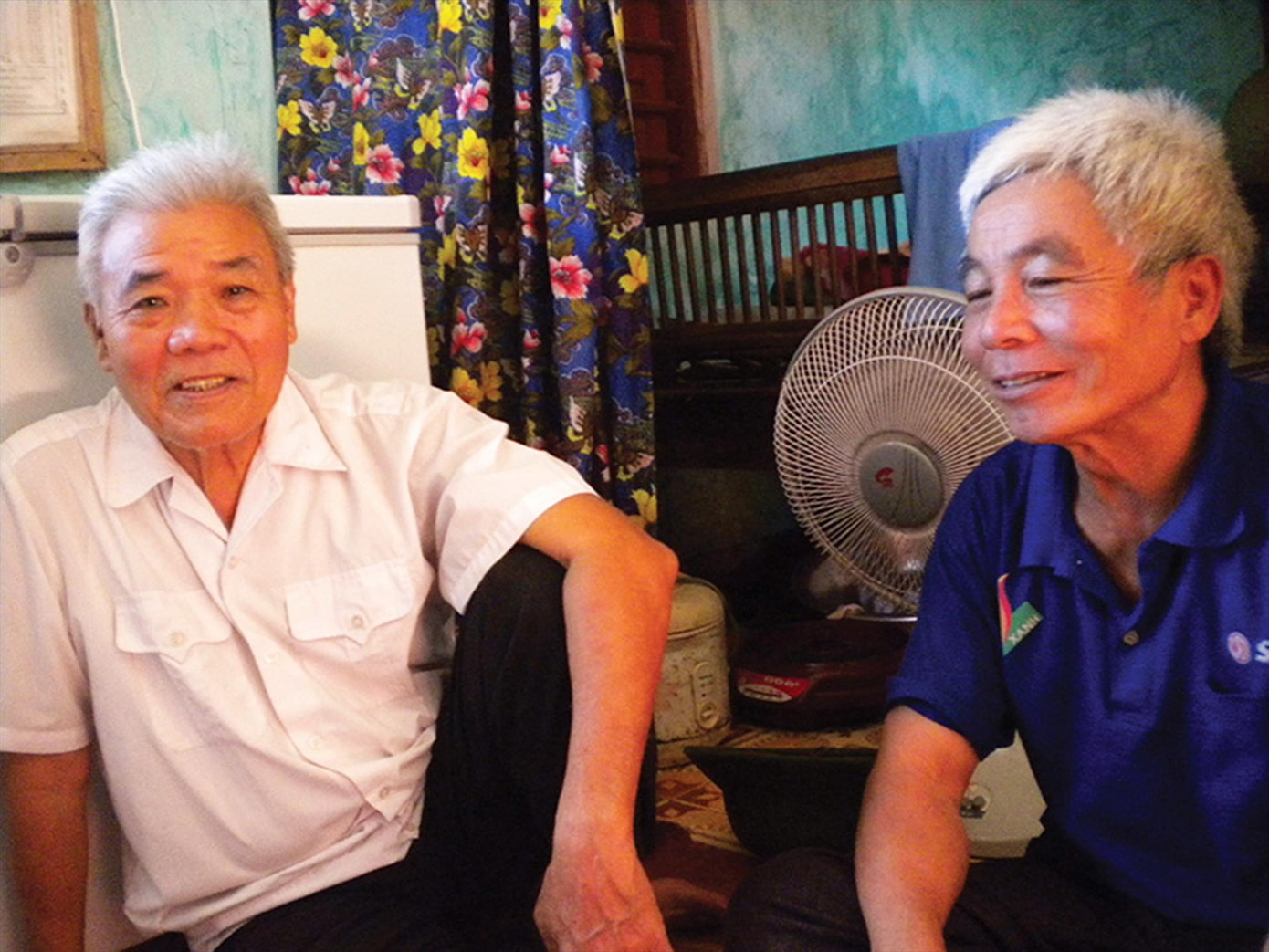 Ông Nguyễn Văn Biểu - bên phải - kể chuyện về chuyến tàu cảm tử ngày ấy. Ảnh: Phạm Xuân Dũng