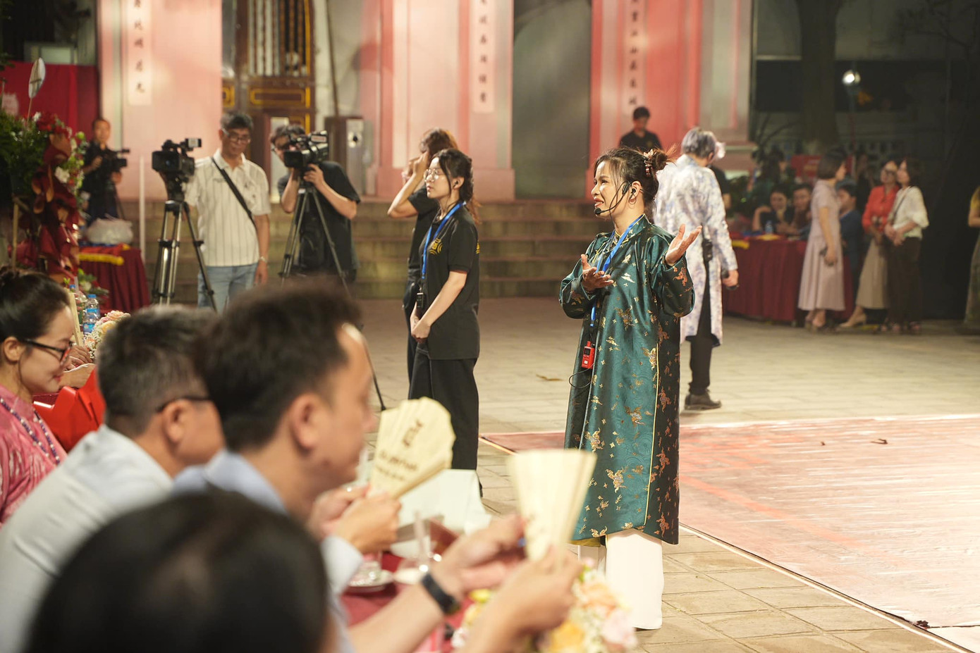 Tua đêm Trấn Vũ được dàn dựng công phu, có trình diễn thực cảnh, mặc cổ phục, dâng hương, trà đạo Tua đêm Trấn Vũ được dàn dựng công phu, có trình diễn thực cảnh, mặc cổ phục, dâng hương, trà đạo