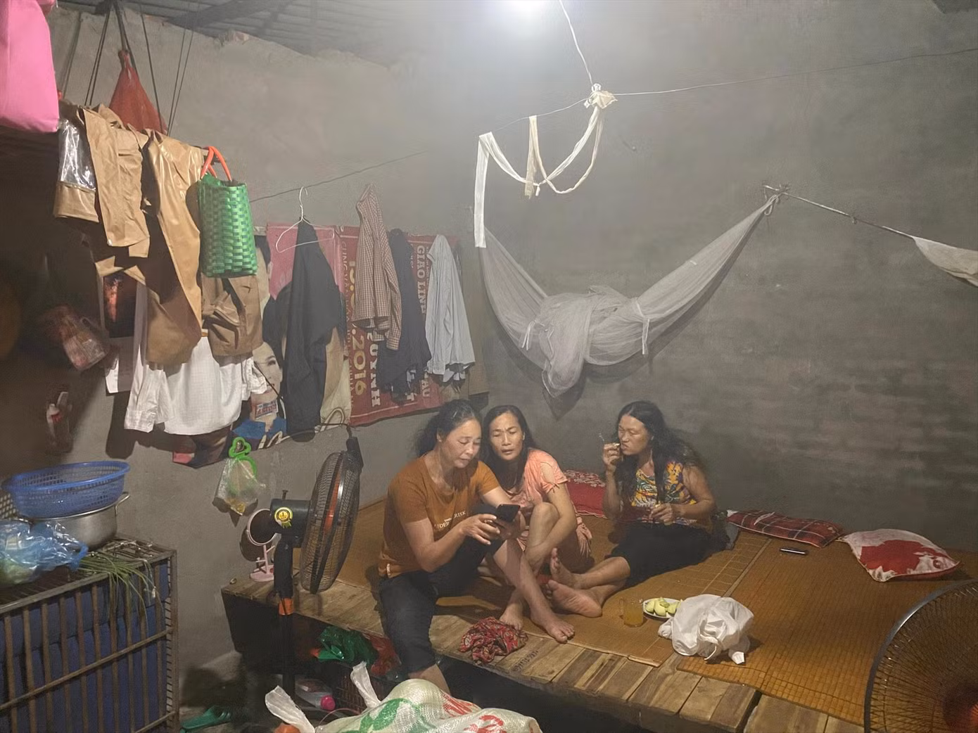 Chị Nguyễn Thị Tú (giữa) trong căn nhà trọ xập xệ tại Phúc Xá (Ba Đình, Hà Nội)