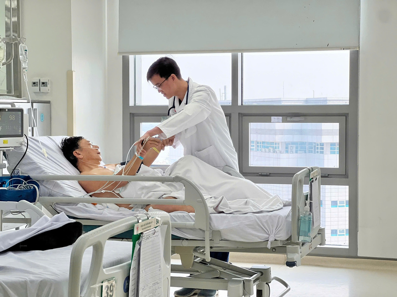 Bác sĩ BV Trung ương Quân đội 108 chăm sóc bệnh nhân đột quỵ