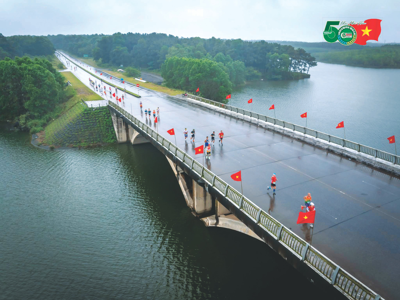 Runner trên cung đường chạy Tiền Phong Marathon tại Quảng Trị