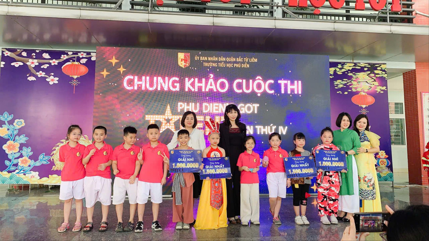 Sau đợt hóa chất tháng 2/2024, Minh Anh (thứ 6, từ trái qua) đi học và tham gia thi văn nghệ cùng với lớp, xuất sắc đạt giải Nhất. Sau đợt hóa chất tháng 2/2024, Minh Anh (thứ 6, từ trái qua) đi học và tham gia thi văn nghệ cùng với lớp, xuất sắc đạt giải Nhất.