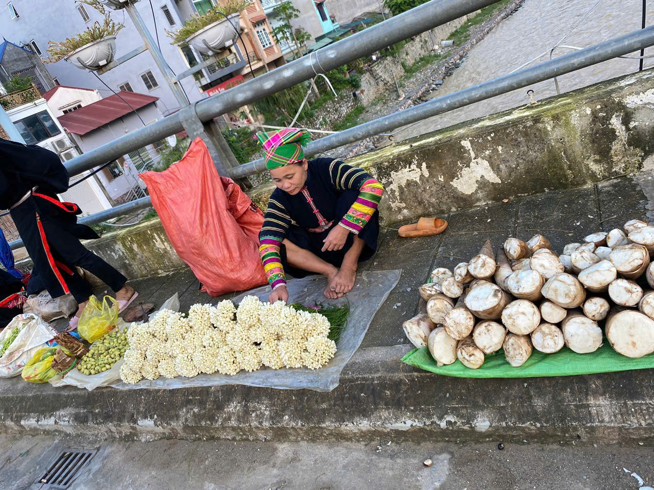 Người Lô Lô bán măng và củ kiệu trên một cây cầu ở huyện Bảo Lạc, Cao Bằng Người Lô Lô bán măng và củ kiệu trên một cây cầu ở huyện Bảo Lạc, Cao Bằng