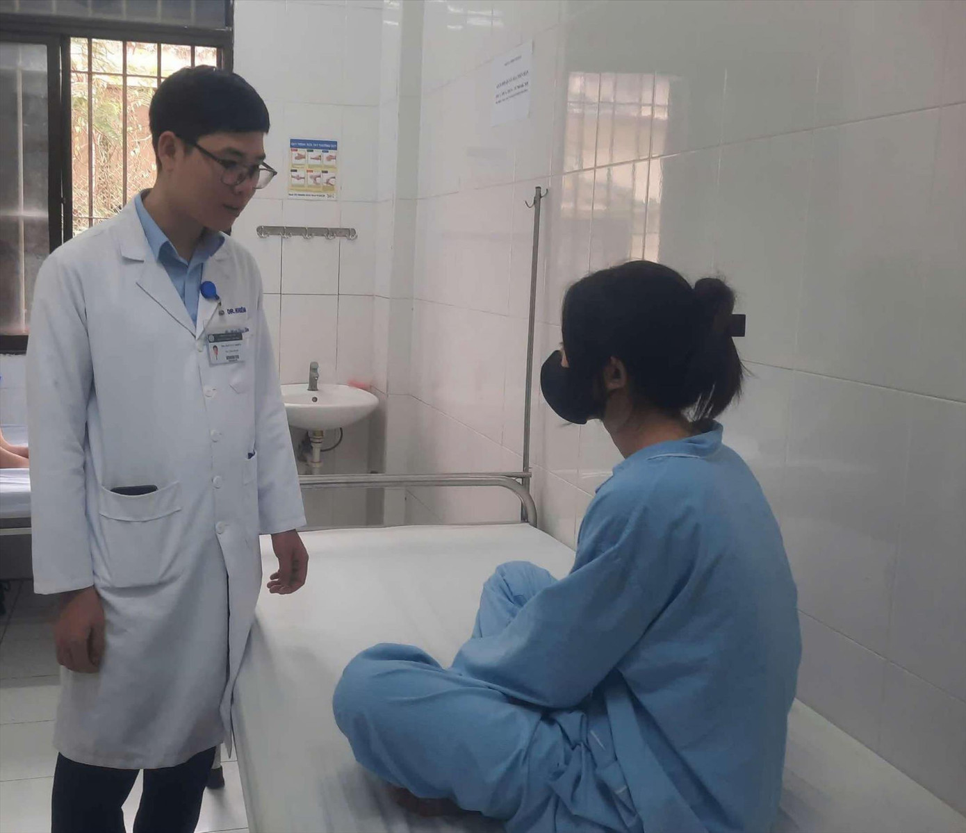 Bác sĩ thăm khám cho bệnh nhân trầm cảm. Bác sĩ thăm khám cho bệnh nhân trầm cảm.