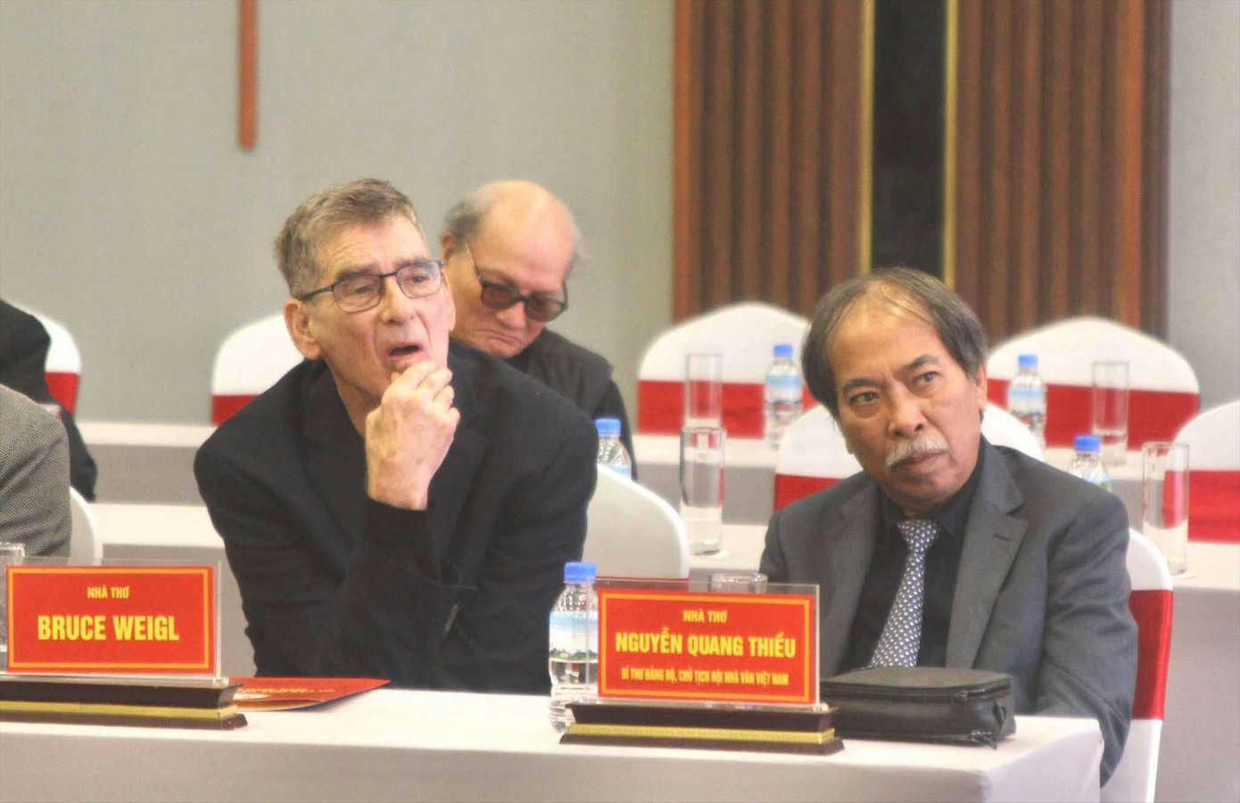 Nhà thơ Mỹ Bruce Weigl (trái) nguyên là Chủ tịch Chương trình Viết văn quốc gia Mỹ, Chủ tịch Hội đồng Thẩm định thơ của Giải thưởng Văn học quốc gia Mỹ làm khách mời tại Ngày thơ Việt Nam 2025. Ảnh: VIỆT KHÔI Nhà thơ Mỹ Bruce Weigl (trái) nguyên là Chủ tịch Chương trình Viết văn quốc gia Mỹ, Chủ tịch Hội đồng Thẩm định thơ của Giải thưởng Văn học quốc gia Mỹ làm khách mời tại Ngày thơ Việt Nam 2025. Ảnh: VIỆT KHÔI