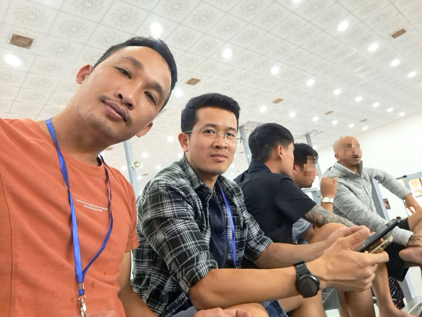 Tác giả (thứ 2 từ trái sang) cùng PV Lê Tiền tại trường gà quốc tế C1-888 ở Campuchia