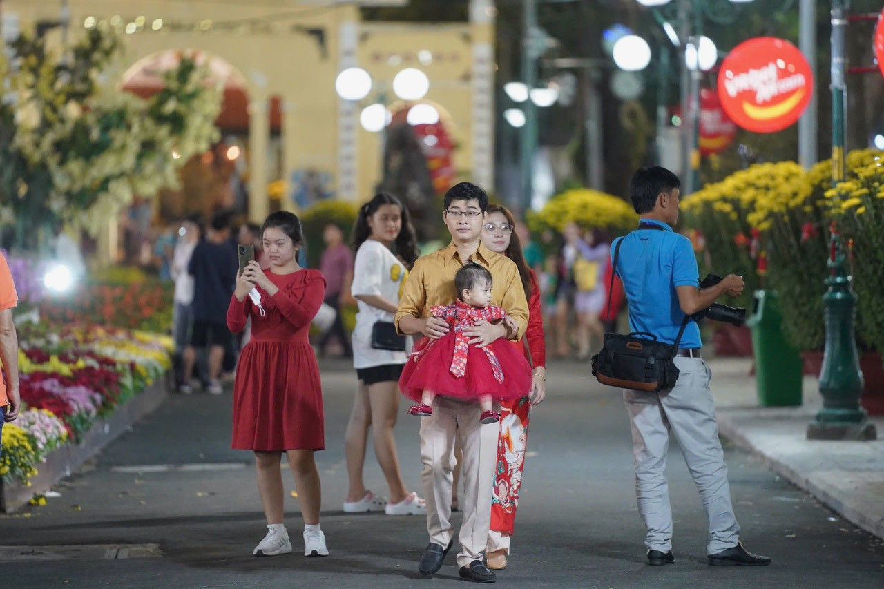 Gia đình trẻ vui chơi tại phố đi bộ Nguyễn Huệ, TPHCM. Ảnh: Phạm Nguyễn Gia đình trẻ vui chơi tại phố đi bộ Nguyễn Huệ, TPHCM. Ảnh: Phạm Nguyễn