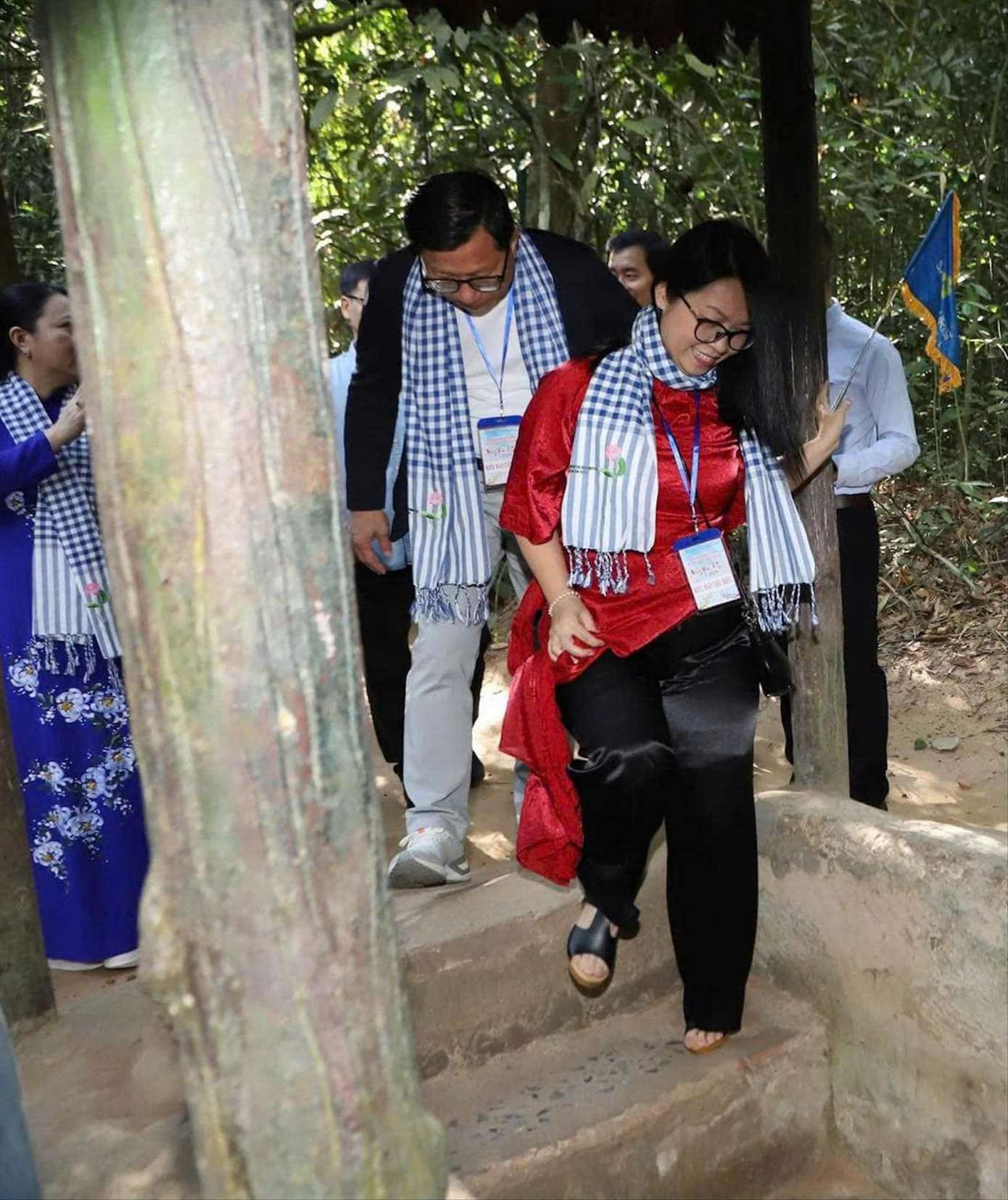 Du khách xuống hầm tham quan địa đạo