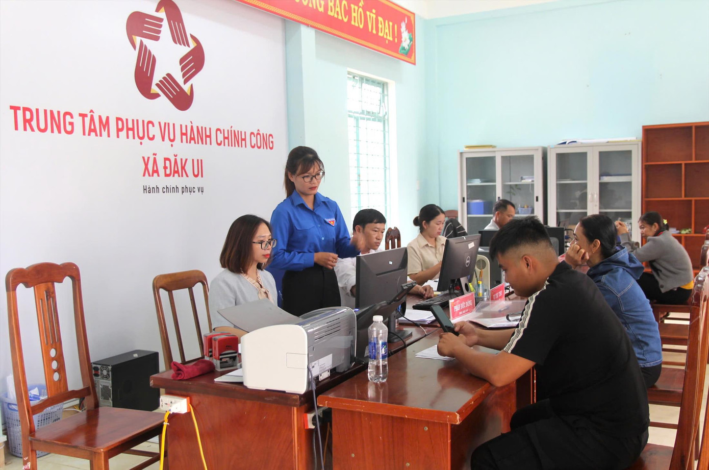 Cán bộ Trung tâm xã Đăk Ui (Quảng Ngãi) tiếp nhận, xử lý hồ sơ cùng đoàn viên Cán bộ Trung tâm xã Đăk Ui (Quảng Ngãi) tiếp nhận, xử lý hồ sơ cùng đoàn viên