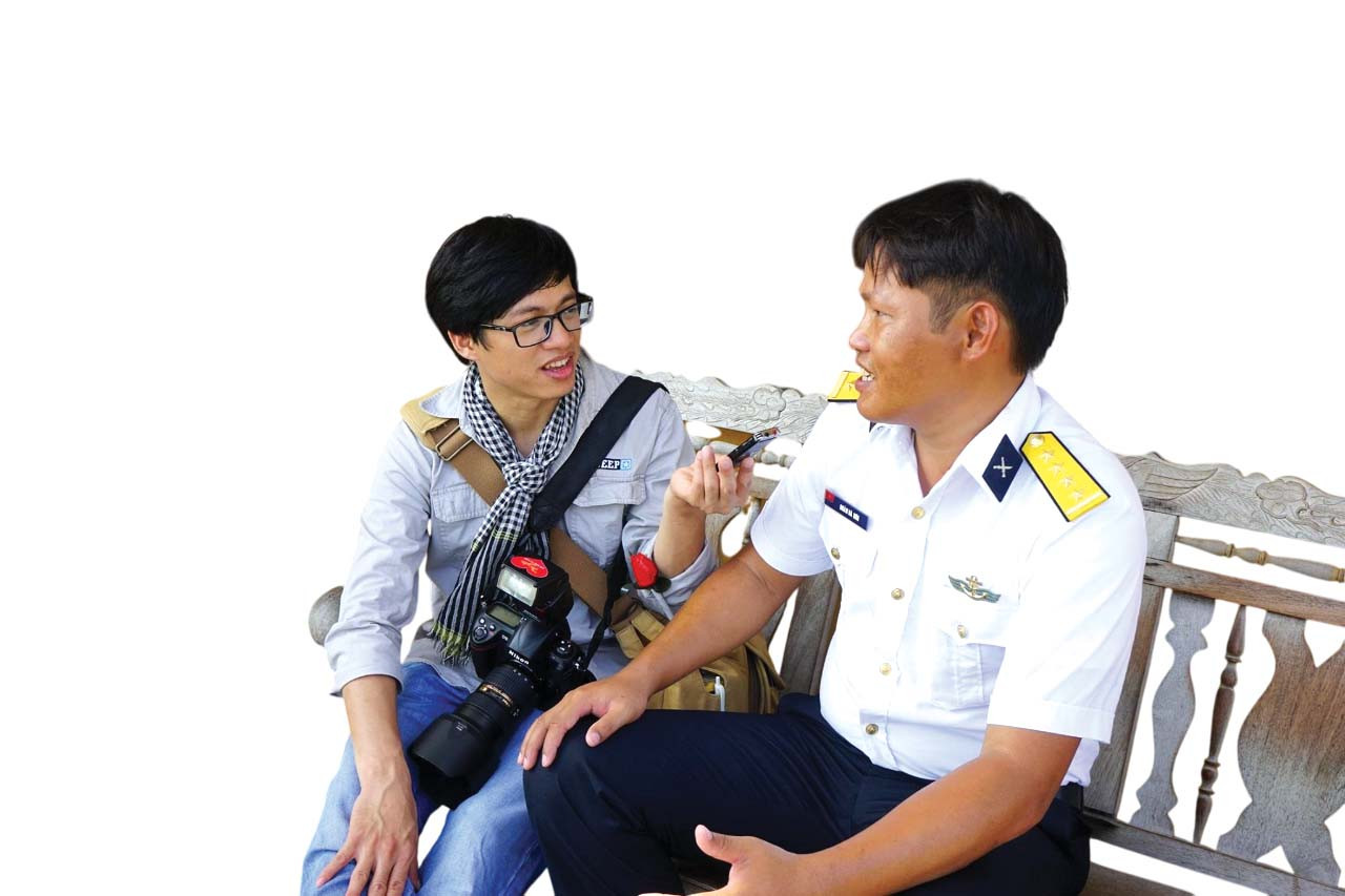 Phóng viên Xuân Tùng tác nghiệp tại đảo Đá Thị Phóng viên Xuân Tùng tác nghiệp tại đảo Đá Thị