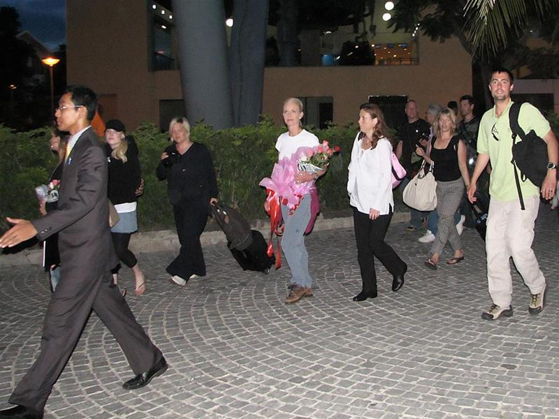 Bà Cindy McCain và những người cùng đi tại khu đón tiếp của Vinpearl Land. Ảnh : Đình Quân Bà Bà Cindy McCain xuống bến ca-nô để sang đảo Hòn Tre. Ảnh : Đình Quân Các nhân viên đi theo bà Cindy cho biết, chưa thể phỏng vấn bà trong tối nay, đồng thời cũng từ chối khéo những pha ghi hình cận cảnh của phóng viên. Ảnh : Đình Quân Bà Cindy cùng các nhân viên tháp tùng. Ảnh : Đình Quân.