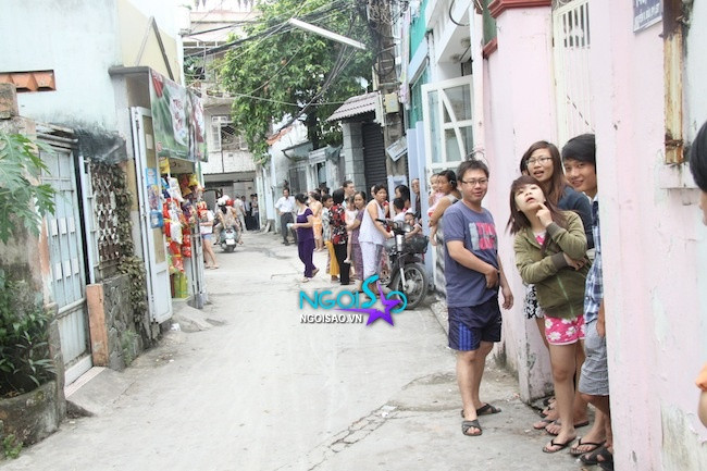 Ngõ căn hộ của Hà Tăng hôm nay vô cùng nhộn nhịp bởi ai cũng muốn chiêm ngưỡng vẻ đẹp của Hà Tăng khi khoác lên mình váy cưới