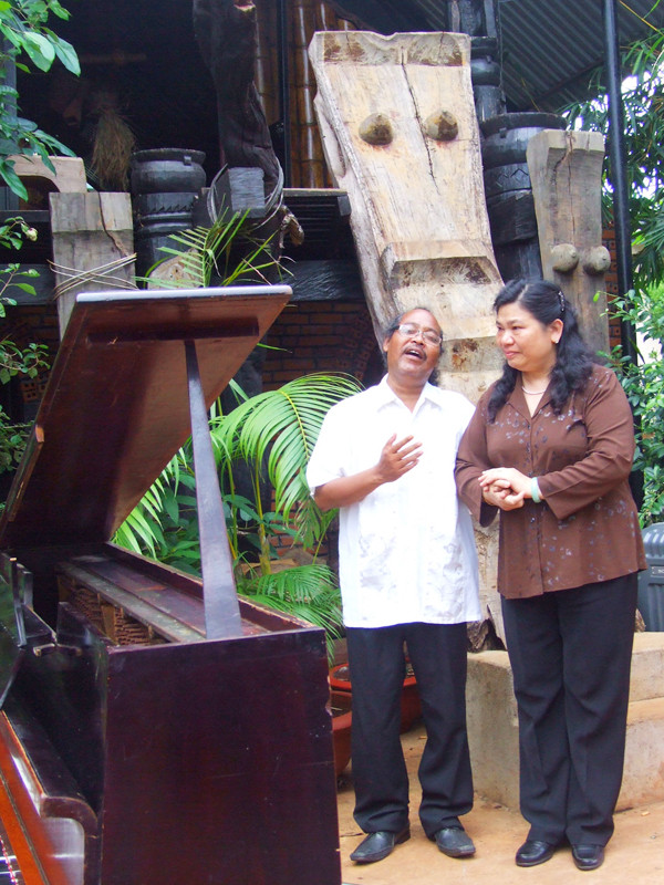 Bí Thư Trung ương Đảng Tòng Thị Phóng rơi lệ nghe Moan hát