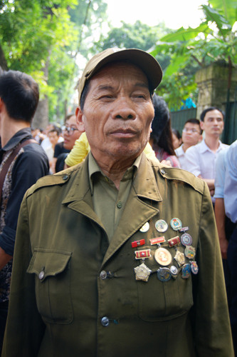Ông Phàng Seo Vàng, 79 tuổi. Người dân tộc Mông, là một cựu chiến binh trong chiến dịch Điện Biên Phủ. Ông đã lặn lội từ Yên Bái về Thủ Đô để được viếng Đại Tướng