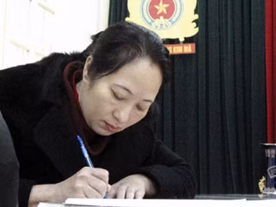 Bà Minh tại cơ quan công an