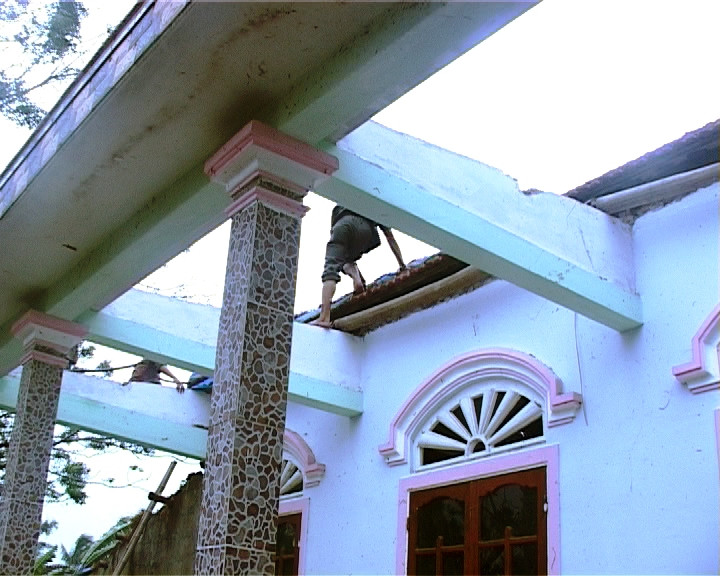 cửa tại xã Lộc An, Phú Lộc (TT-Huế) bị tốc mái sau trận lốc xoáy. Ảnh: Ngọc Văn