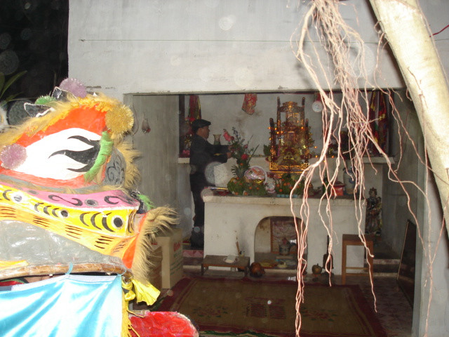 Sư tử múa chầu tại đền Cấm (thị trấn Đồng Mỏ- huyện Chi Lăng)