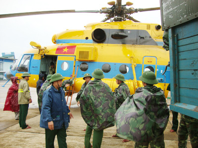 Trực thăng chuyển hàng cứu trợ	Ảnh: PV