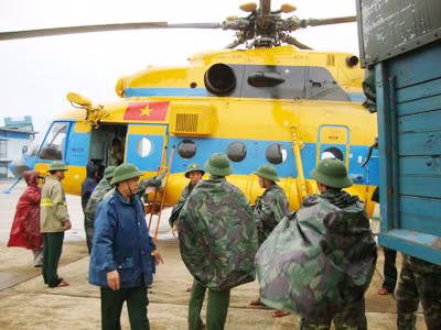 Trực thăng chuyển hàng cứu trợ	Ảnh: PV