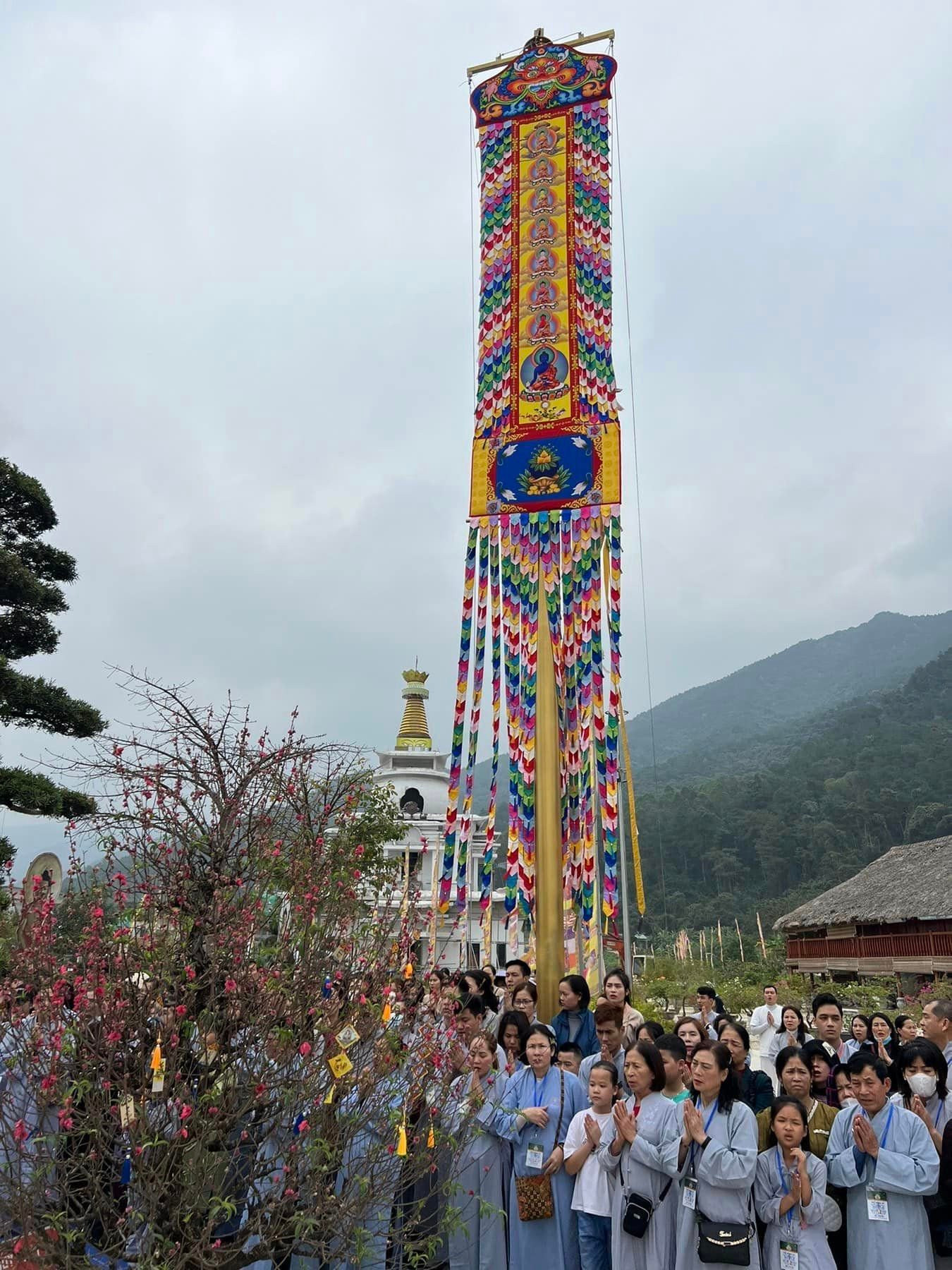 Lá phướn thất Phật Dược sư ngũ sắc dài 49 gang tay kiến lập y theo đúng trong Kinh Dược sư. Ảnh: Drukpa VN