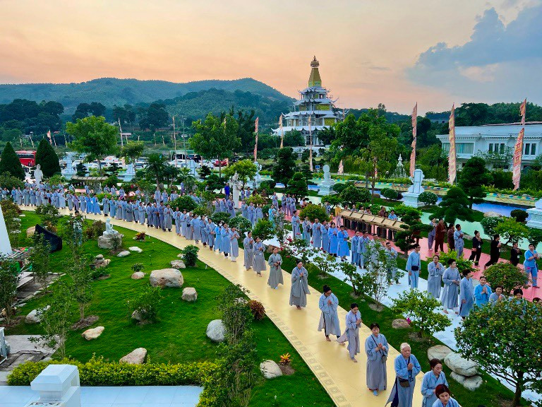 Phật tử thực hành nhiễu Tháp trên đường vi nhiễu Mandala Ngũ sắc. Ảnh: Drukp VN.