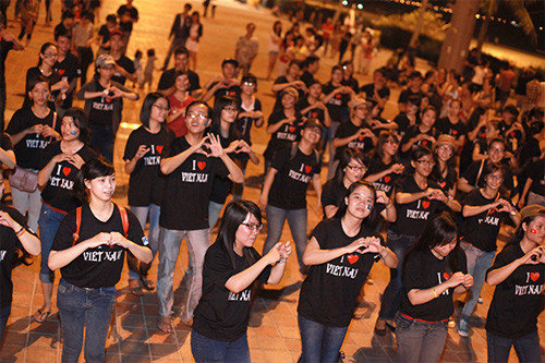 Màn nhảy flashmob của các tình nguyện viên Giờ Trái đất ở Đà Nẵng.