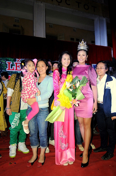 Ngọc Hân chụp ảnh cùng Á khôi 1 của Trường PTTH Trần Nhân Tông