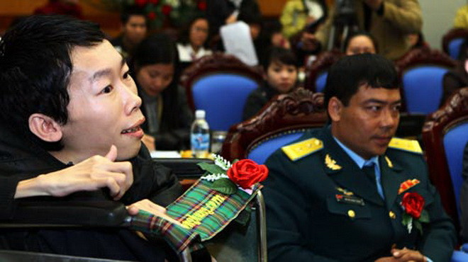 Anh Nguyễn Công Hùng, hiệp sĩ công nghệ thông tin (trái): “Hãy xây dựng môi trường công nghệ thông tin cho người khuyết tật”. Ảnh: Lâm Hoài