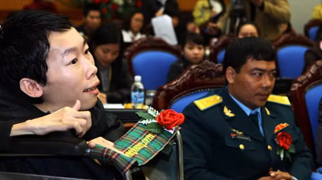 Anh Nguyễn Công Hùng, hiệp sĩ công nghệ thông tin (trái): “Hãy xây dựng môi trường công nghệ thông tin cho người khuyết tật”. Ảnh: Lâm Hoài