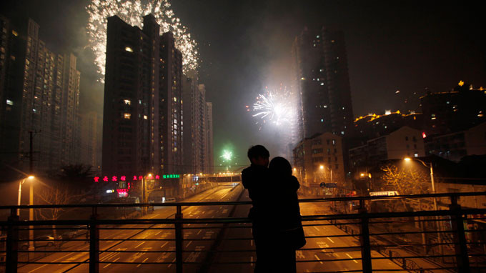 Một đôi người yêu xem pháo hoa tại Thượng Hải, Trung Quốc. Ảnh: Reuters 