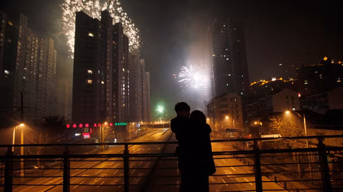 Một đôi người yêu xem pháo hoa tại Thượng Hải, Trung Quốc. Ảnh: Reuters 