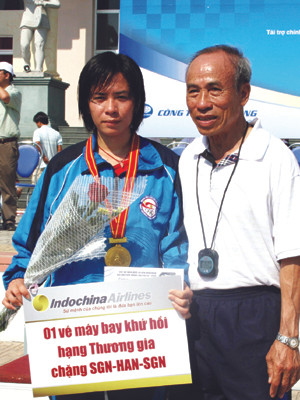 HLV Bùi Lương cùng cô học trò Phạm Thị Hiên, vô địch bán marathon nữ, tại Nha Trang năm 2009 Ảnh: Tường Vũ