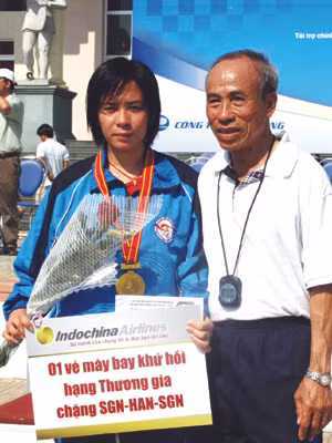 HLV Bùi Lương cùng cô học trò Phạm Thị Hiên, vô địch bán marathon nữ, tại Nha Trang năm 2009 Ảnh: Tường Vũ