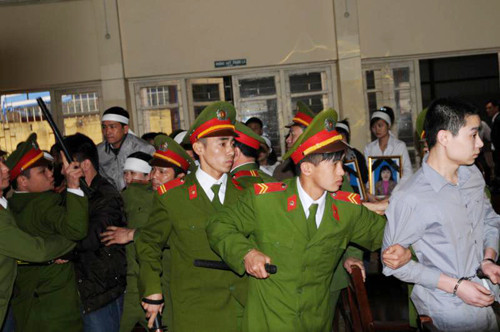 Lê Văn Luyện tới tòa trong tiếng la ó của gia đình bị hại