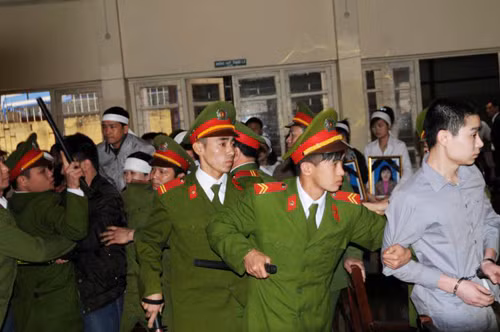 Lê Văn Luyện tới tòa trong tiếng la ó của gia đình bị hại. Lê Văn Luyện tới tòa trong tiếng la ó của gia đình bị hại