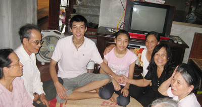 Bà con hàng xóm đến thăm, chúc mừng Bách