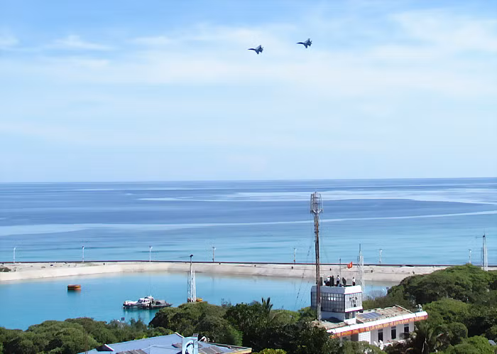 Hai chiếc SU30 đã bay lượn nhiều vòng quanh đảo Song Tử Tây 