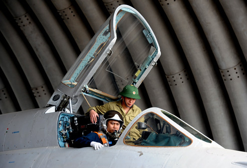 Đội ngũ phi công của trung đoàn không quân 921 đều dày dạn kinh nghiệm, 50% có thể tác chiến trong mọi điều kiện và 100% có khả năng bay, tác chiến trên biển. Ảnh: Hoàng Hà Đội ngũ phi công của trung đoàn không quân 921 đều dày dạn kinh nghiệm, 50% có thể tác chiến trong mọi điều kiện và 100% có khả năng bay, tác chiến trên biển