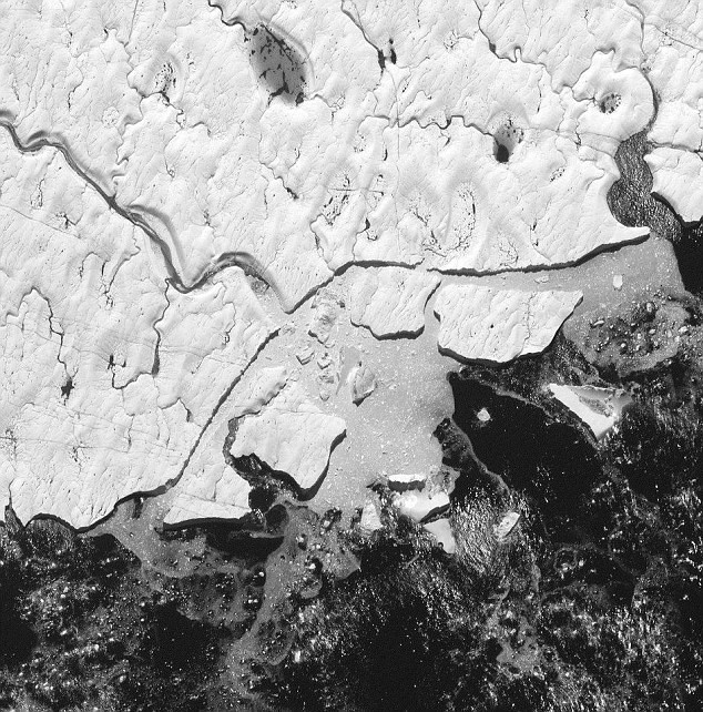 Dòng sông băng Petermann, Bắc Băng Dương. Các nhà khoa học cho biết, trong những năm gần đây, lượng băng ở dòng sông này đã tan chảy rất nhiều. Ảnh: DigitalGlobe