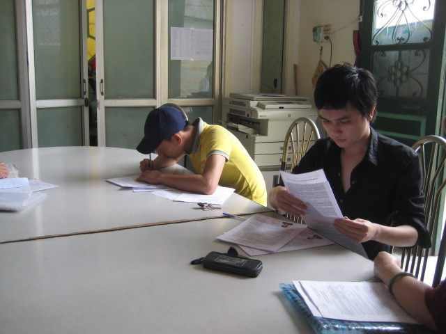 Thí sinh đến nộp hồ sơ tại trung tâm giáo dục thường xuyên Nguyễn Văn Tố, Hoàn Kiếm, Hà Nội. Ảnh: Đỗ Hợp Thí sinh đến nộp hồ sơ tại trung tâm giáo dục thường xuyên Nguyễn Văn Tố, Hoàn Kiếm, Hà Nội