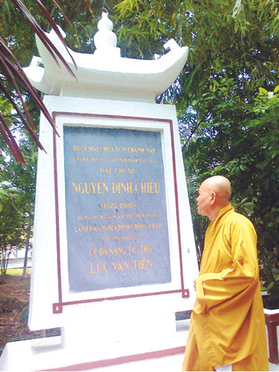 Bia tưởng niệm Nguyễn Đình Chiểu tại chùa Tôn Thạnh