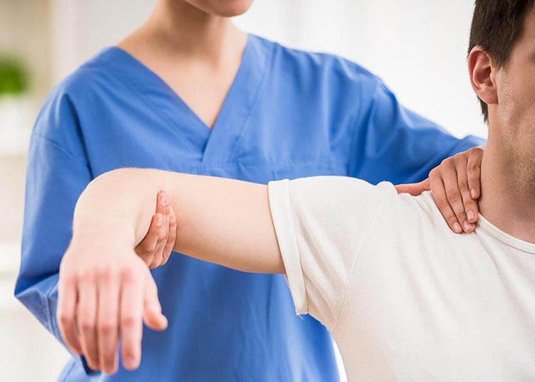 Tuổi thọ càng cao sẽ càng gặp nhiều các bệnh lý của hệ thống cơ xương khớp do thoái hóa. Trước đây, chúng ta hay quan tâm đến các bệnh lý của khớp háng và khớp gối, tuy nhiên hiện nay các bệnh lý khớp vai đang ngày càng tăng do tuổi thọ và nhu cầu hoạt động cao. Ảnh minh họa: Internet Tuổi thọ càng cao sẽ càng gặp nhiều các bệnh lý của hệ thống cơ xương khớp do thoái hóa. Trước đây, chúng ta hay quan tâm đến các bệnh lý của khớp háng và khớp gối, tuy nhiên hiện nay các bệnh lý khớp vai đang ngày càng tăng do tuổi thọ và nhu cầu hoạt động cao. Ảnh minh họa: Internet