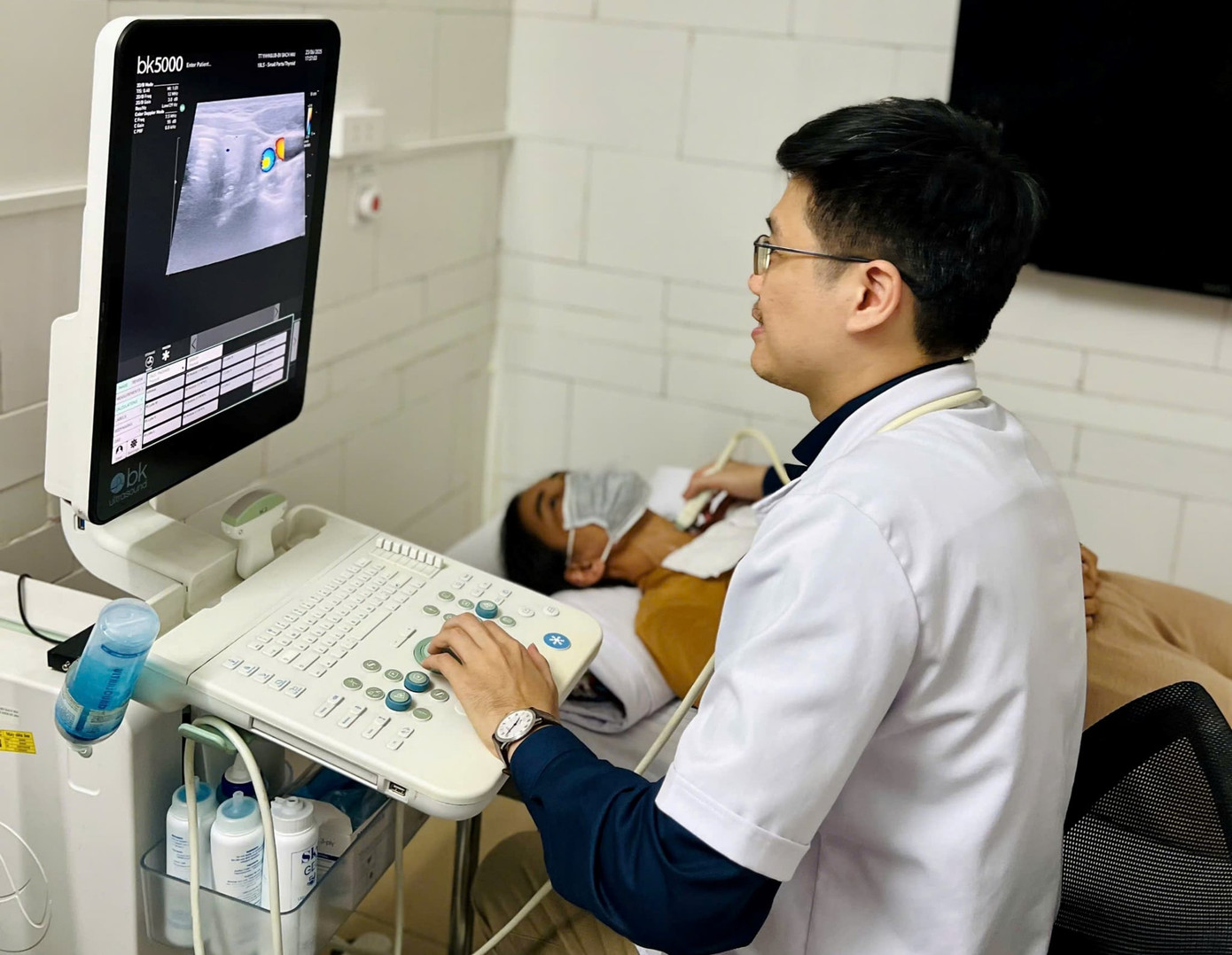 BS Bệnh viện Bạch Mai siêu âm tuyến giáp cho người bệnh BS Bệnh viện Bạch Mai siêu âm tuyến giáp cho người bệnh