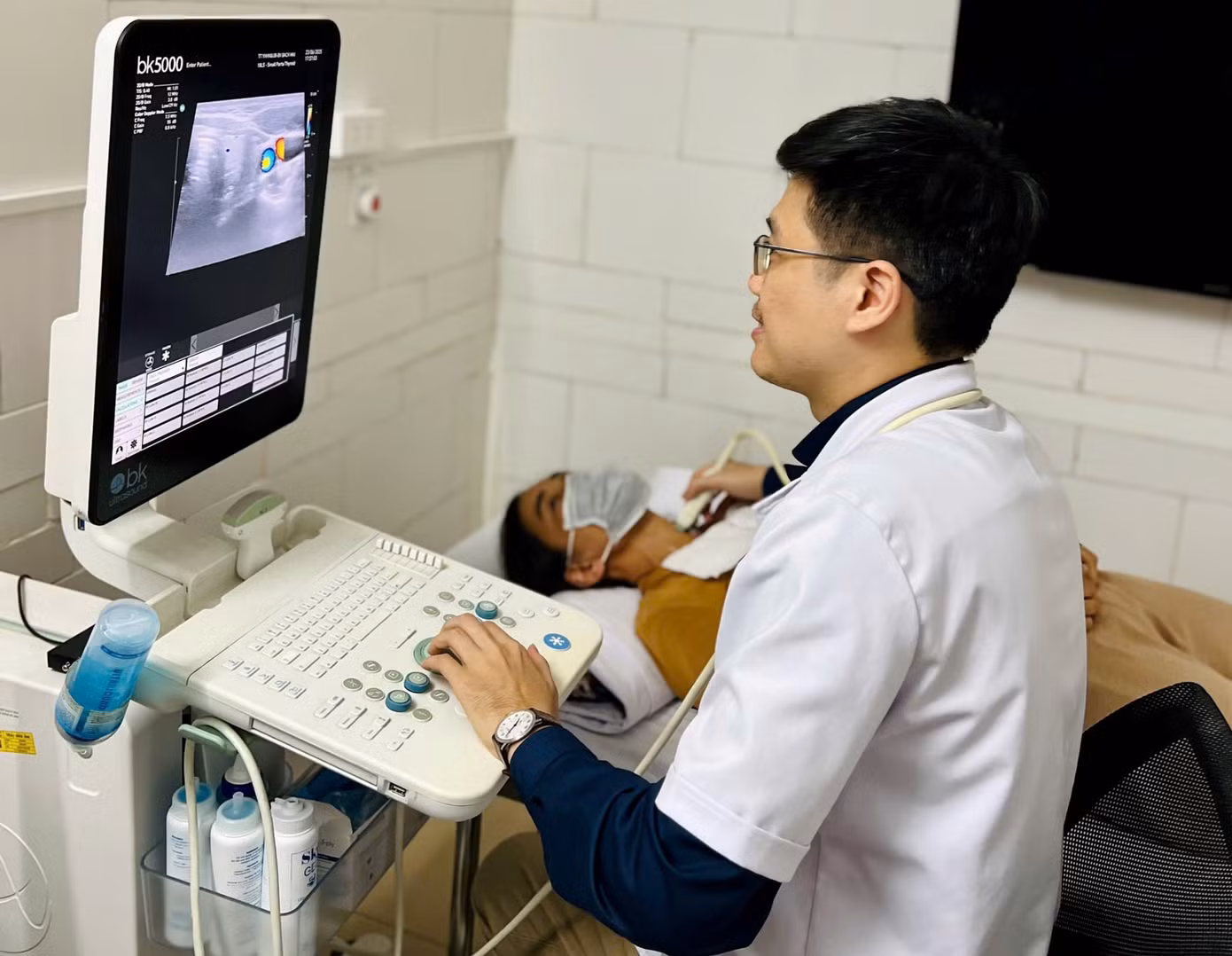 BS Bệnh viện Bạch Mai siêu âm tuyến giáp cho người bệnh BS Bệnh viện Bạch Mai siêu âm tuyến giáp cho người bệnh